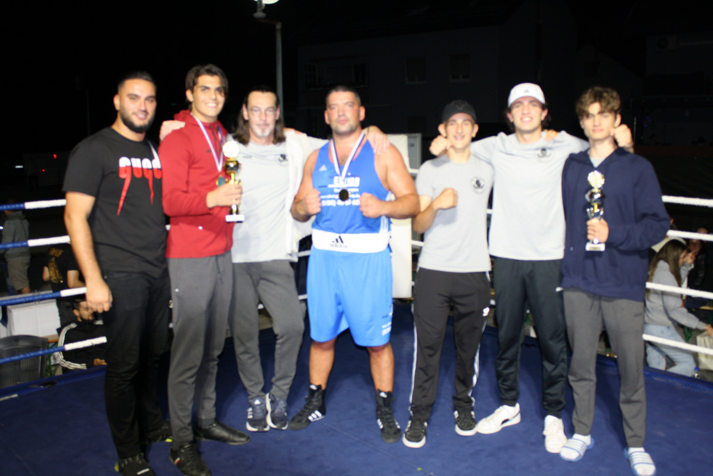 Team Boxclub Mülheim-Dümpten - Preis bester Kämpfer und auch Größtes Team am Abend - Danke fürs Kommen